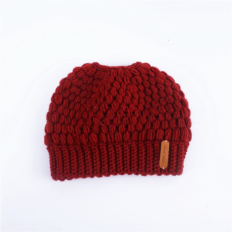 Winter gebreide mutsen winter dames muts dames meisjes stretch gebreide muts met label rommelige knot paardenstaart muts met gaten warme mutsen mutsen: Rood