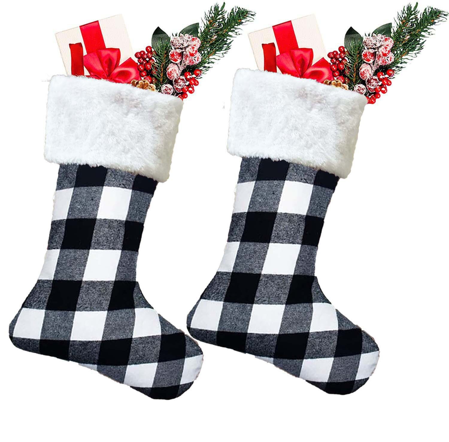 Sort hvid plaid julestrømpe med hvid imiteret pels manchet bøffelternede sokker til julepynt