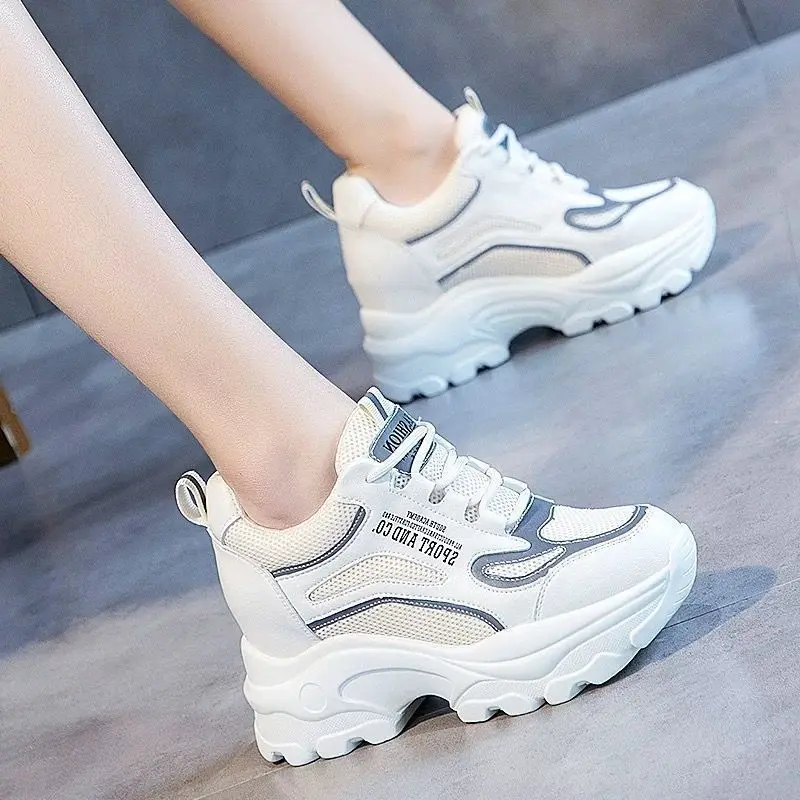 Scarpe casual alla moda versatili con suola spessa e altezza crescente da donna per l'autunno primavera scarpe sportive con aumento di altezza interna