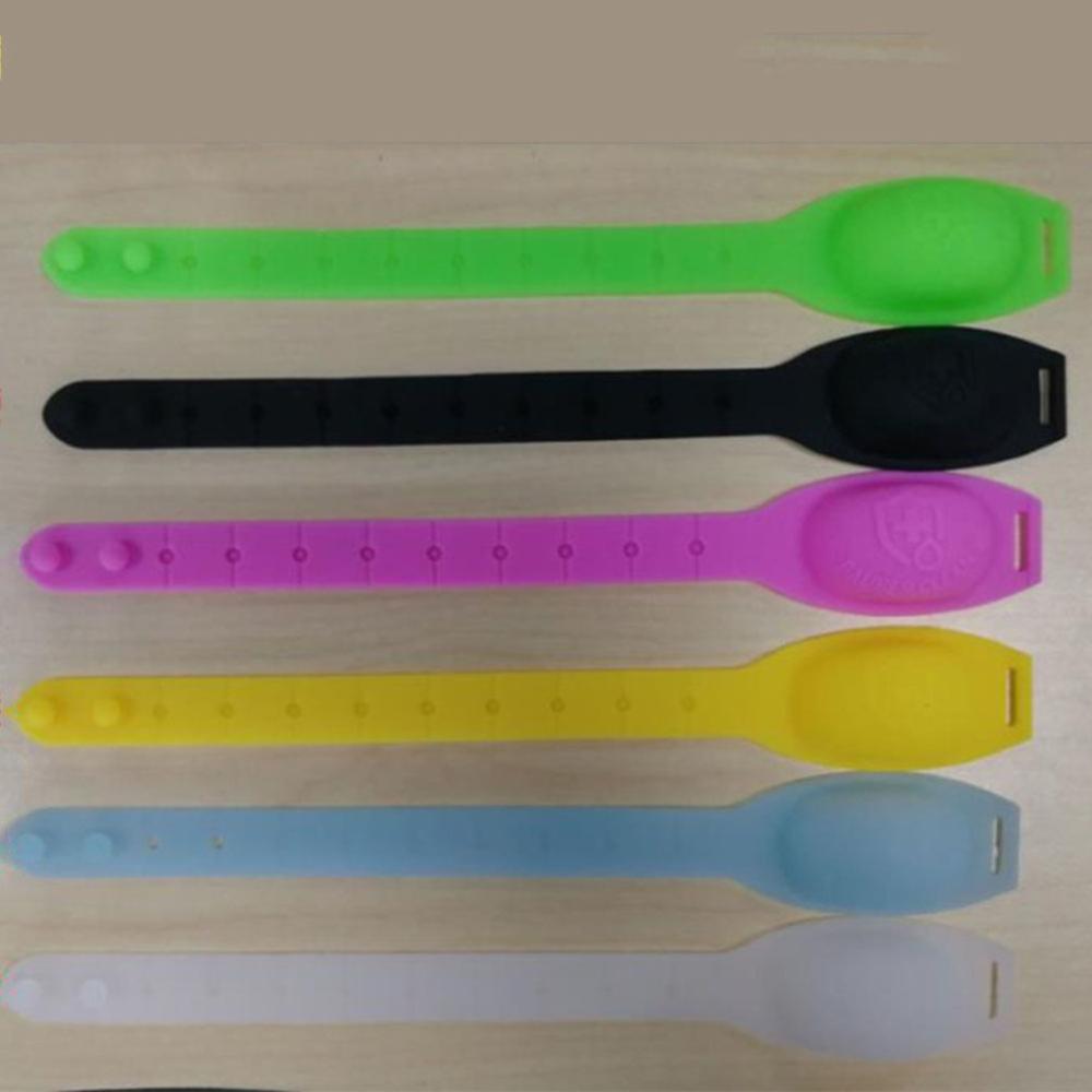 O bracelete descartável do silicone pode ser enchido com desinfetante da mão, garrafa da pulseira, desinfetante da mão do gel, álcool