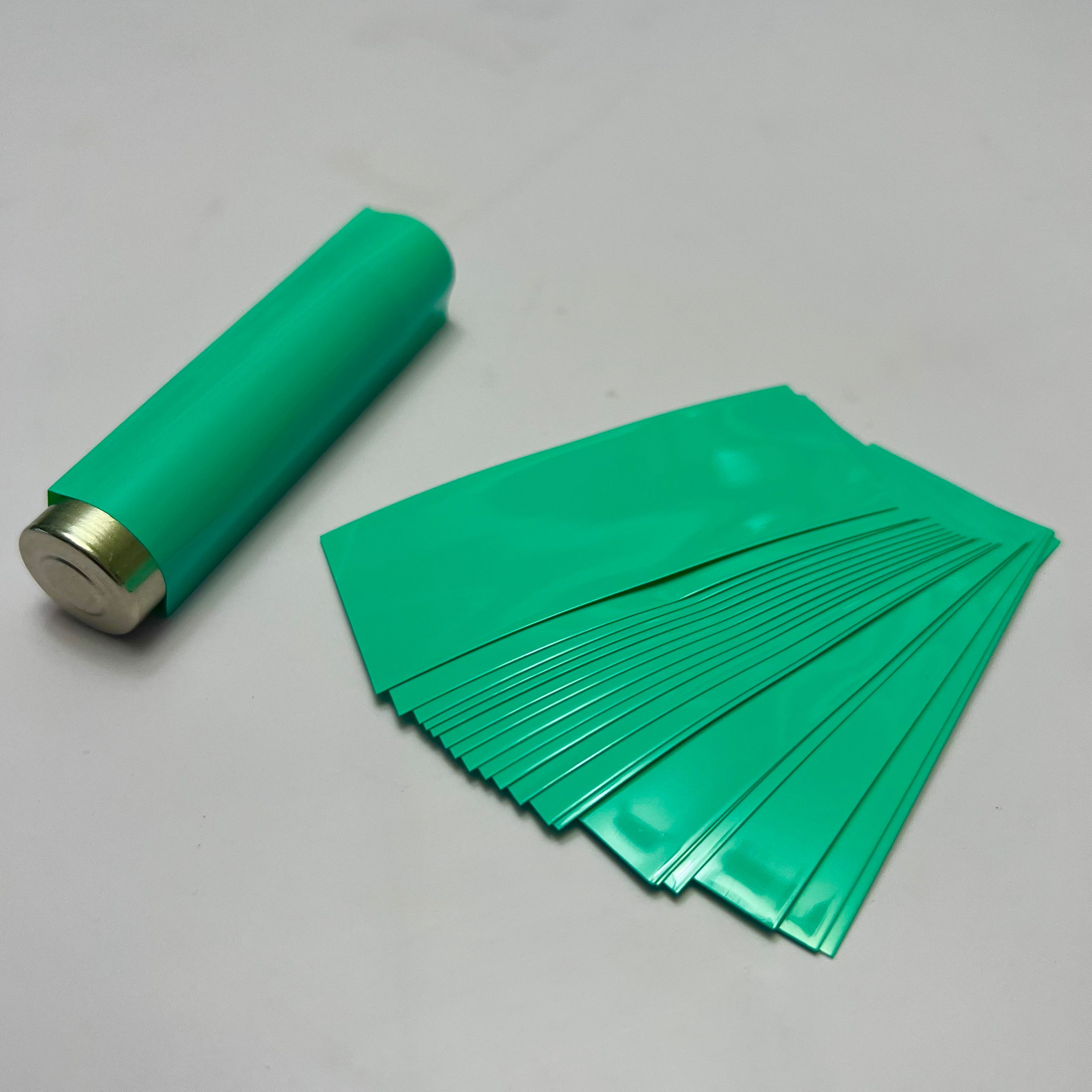 Tube thermorétractable plat en PVC, 100 pièces, enveloppe de batterie pour batterie au Lithium 18650, Kit assorti d'isolation auto-adhésive: green
