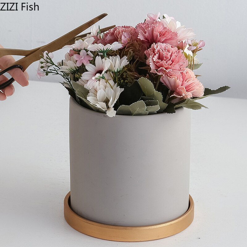 Eenvoudige, rechte, kleurrijke, cilindrische, keramische bloempot in europese stijl, vetplanten, bloemen, groene dillepot met gouden schaal