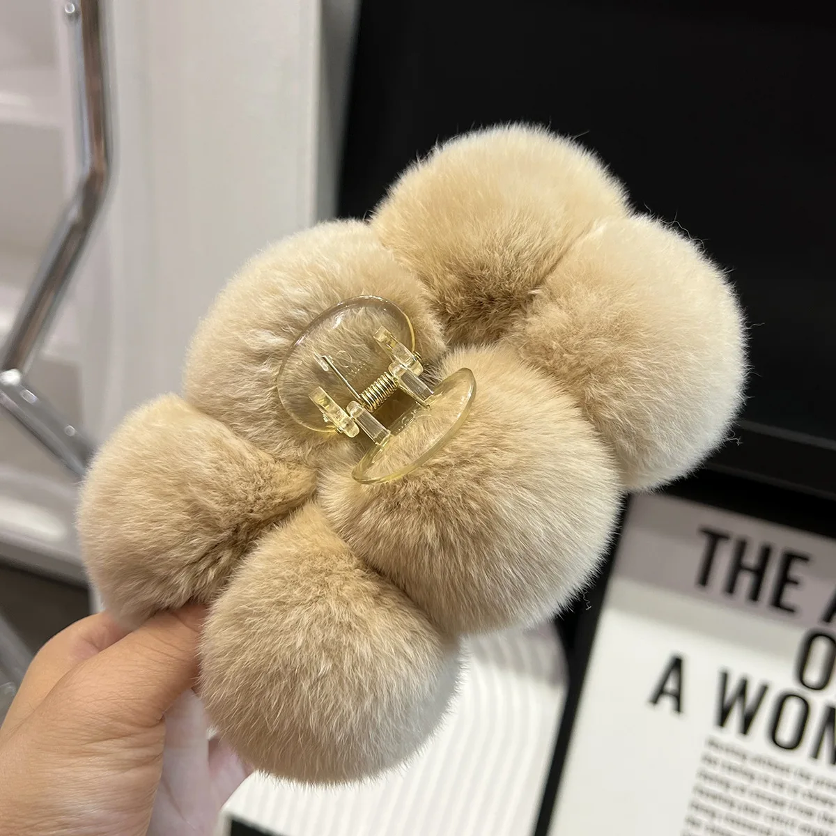 Nueva bola de pelo de conejo lontra, Clip Extra grande, serie de felpa de invierno, Clip de cangrejo moderno y versátil, accesorios para el cabello para mujer: YELLOW