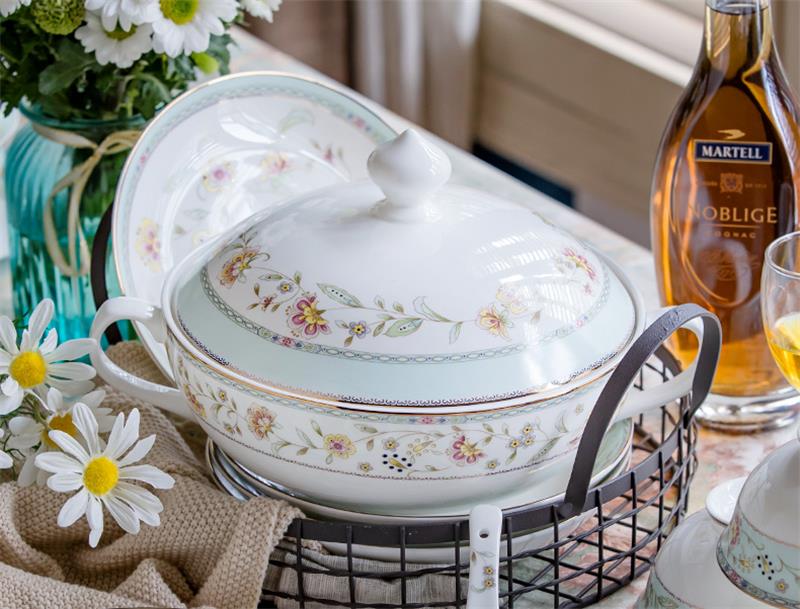 Tureen (3) - Porselein - Een kleine terrine met deksel - online veiling