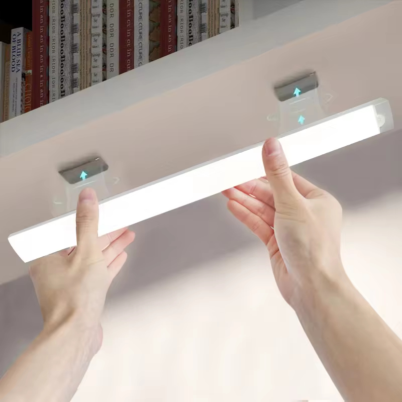 Luci con sensore di movimento a luce notturna da 50 cm Luce senza fili sotto l'armadio per armadio da cucina Camera da letto Guardaroba Illuminazione interna Barra a LED