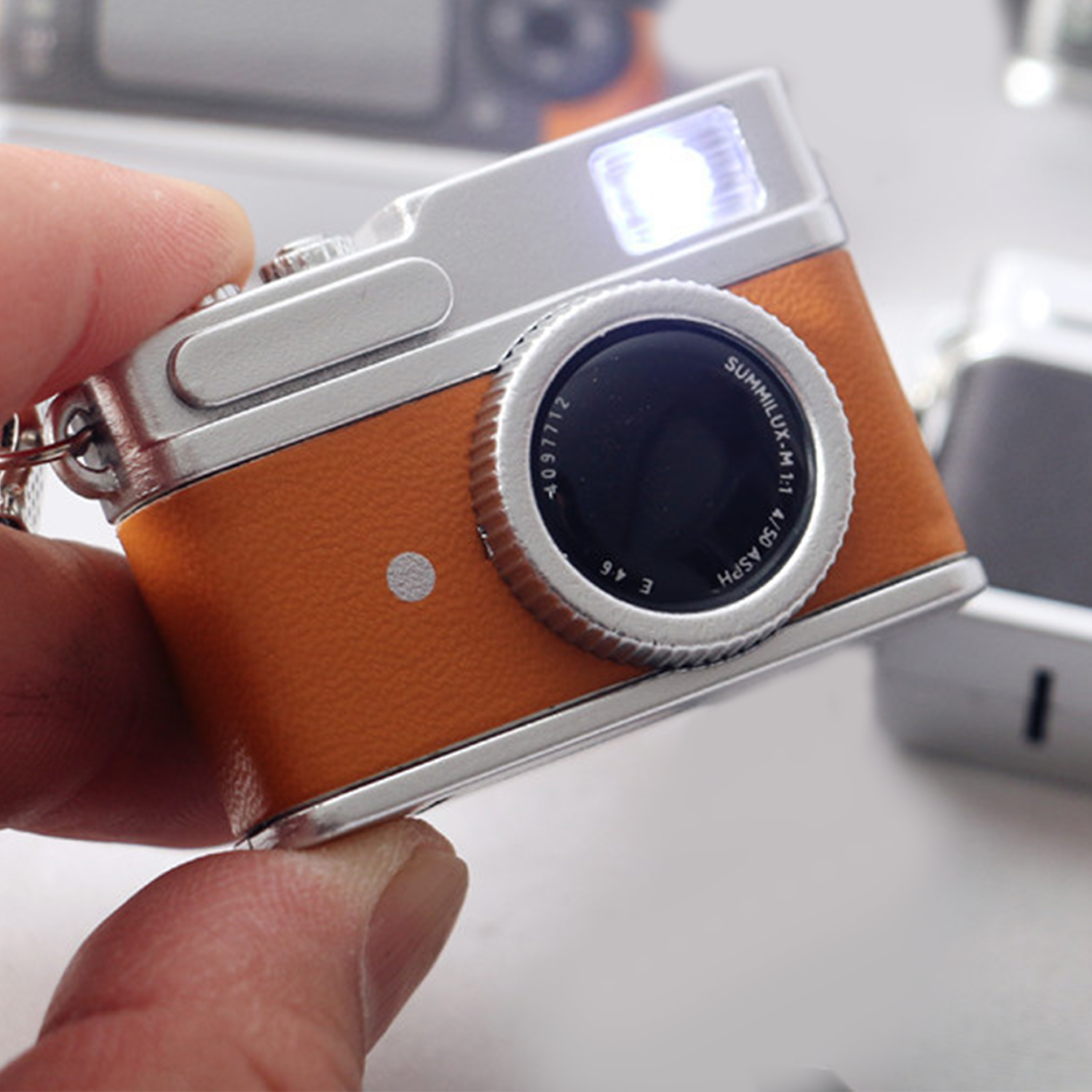 3D Mini Digital SLR Camera Simulation Retro Camera Hanging Ornaments Toy Can Shine LED Flashlight Keychain Decor Toy Keychain