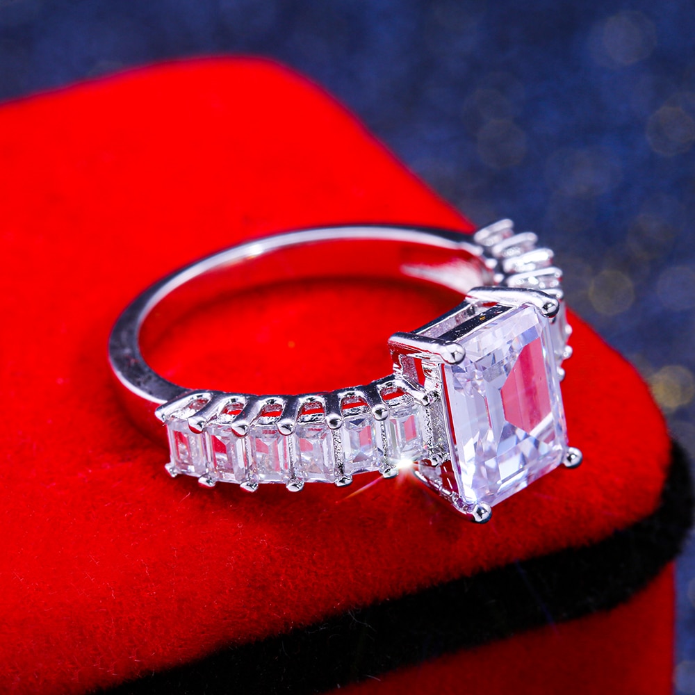 Huitan Klassieke Vierkante Cubic Zirkoon Prong Instellen Bruiloft Vinger Ring Voor Vrouwen Met Kleine Steen Opzij Shiny Romantische Femme Ring
