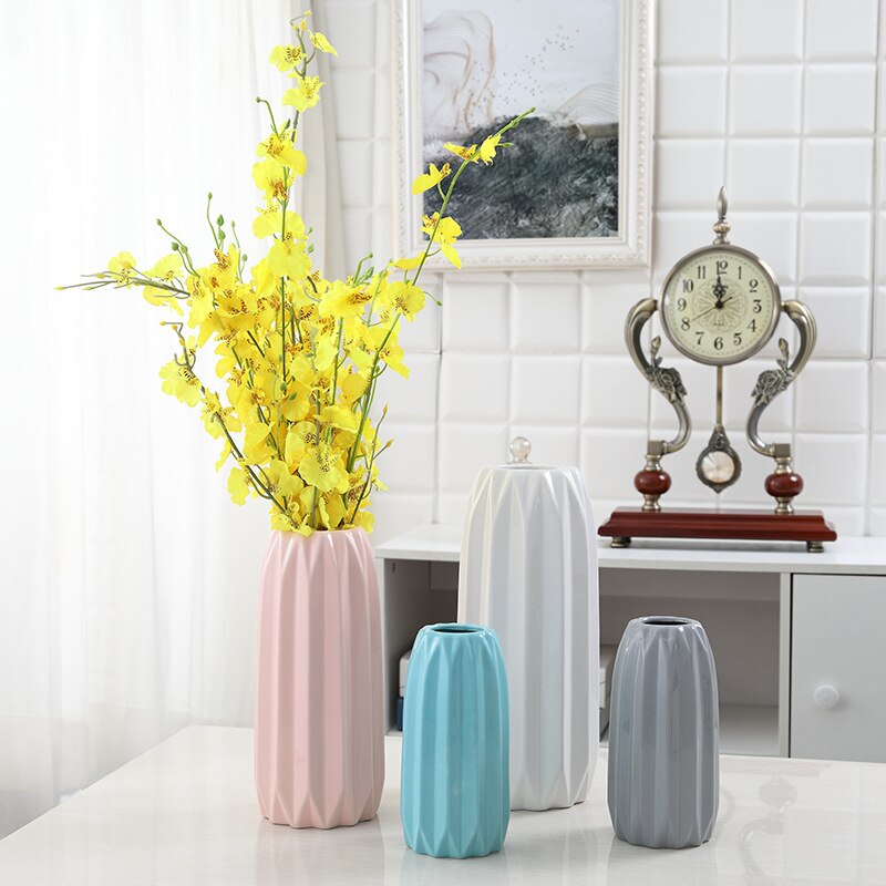 Moderne enkel origami keramikkvase farget pulver grå blå gul hvit store, mellomstore og små blomsteroppsatser