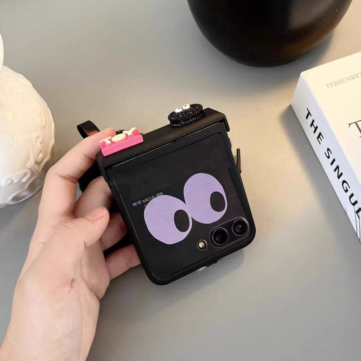 Leuke Zwarte Kolen Bal Pluche Armband Telefoon Case voor Motorola Moto Razr 40 ultra Razr 60 50 Razr 2023 2024 Scharnier beschermhoes