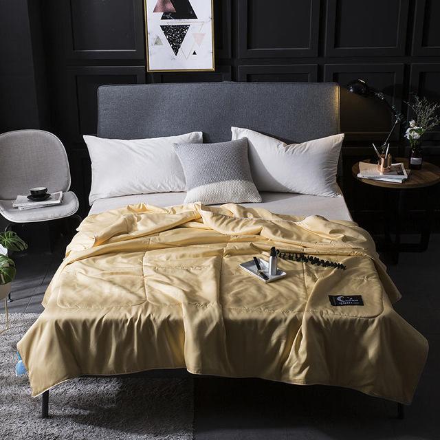 47 quilt sommerdyne ,100%  vasket silke, maskinvaskbar, myk behagelig pustende kan sove naken: Tvilling / Beige