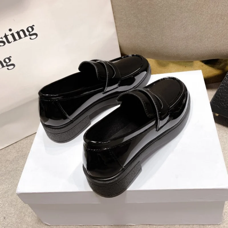 2024 mocassini in pelle verniciata di nuova moda per le donne scarpe tacco quadrato slip on scarpe da donna da ufficio mocassini Chaussure Femme