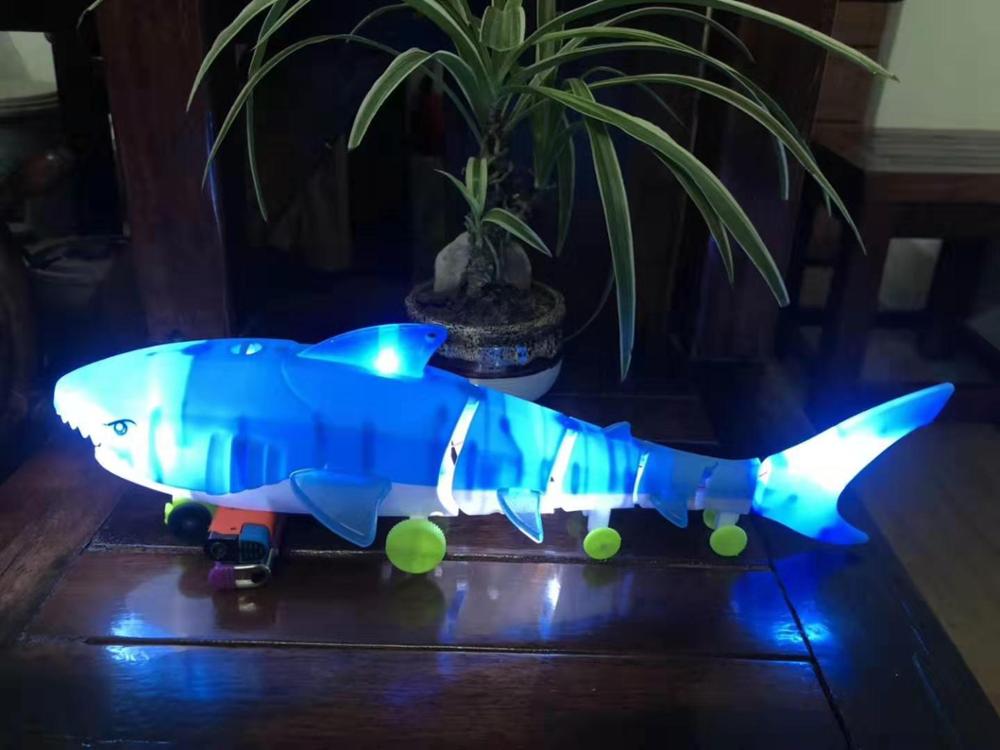 Elektrisk snor legetøj plast haj musik lys gå fyr fyr legetøj: Blå