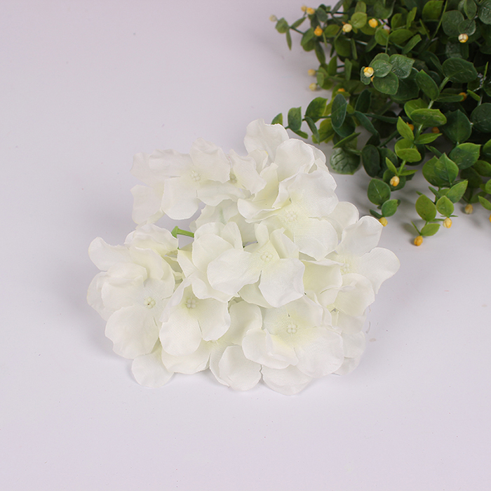 1 stk kunstig silke hortensia blomst hoved bold krysantemum bryllupsfest hjem hotel dekoration diy blomst væg tilbehør: Creme hvid