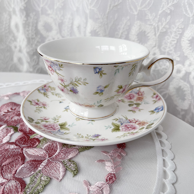 Klassieke koffiekop met schotel, afternoon tea dessertkop, engelse keramische koffiemok met camelia-stempelproces.: Groente