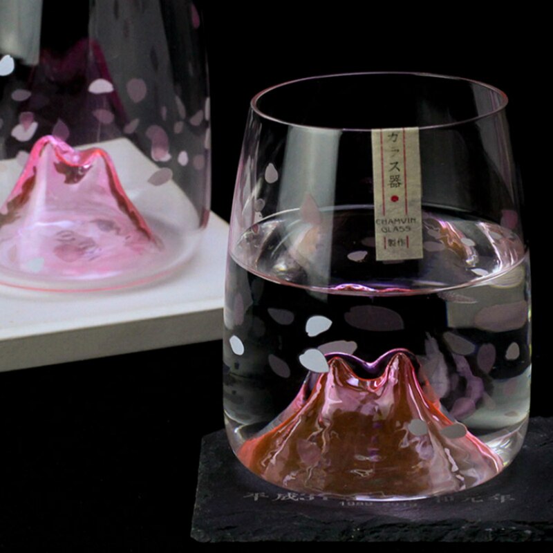 Japansk stil efterår bjergkop dame kvinde pige elskede kirsebærblomster whiskyglas brandy whisky vinglas