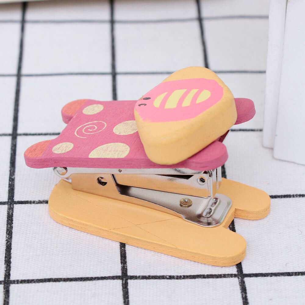 Nowy 1 sztuk kreskówka śliczne mini drewna zszywacz kieszeń zszywacz ręczny papieru wiążące spoiwo spinacz artykuły piśmiennicze