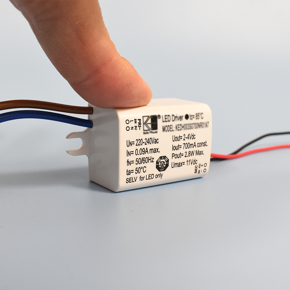 Controlador pequeño Fuente de alimentación de 700 mA para lámpara de pared Transformador de cama SELV lineal 3030 LED de 3-9 V con cable UL de 150 mm para mini luces