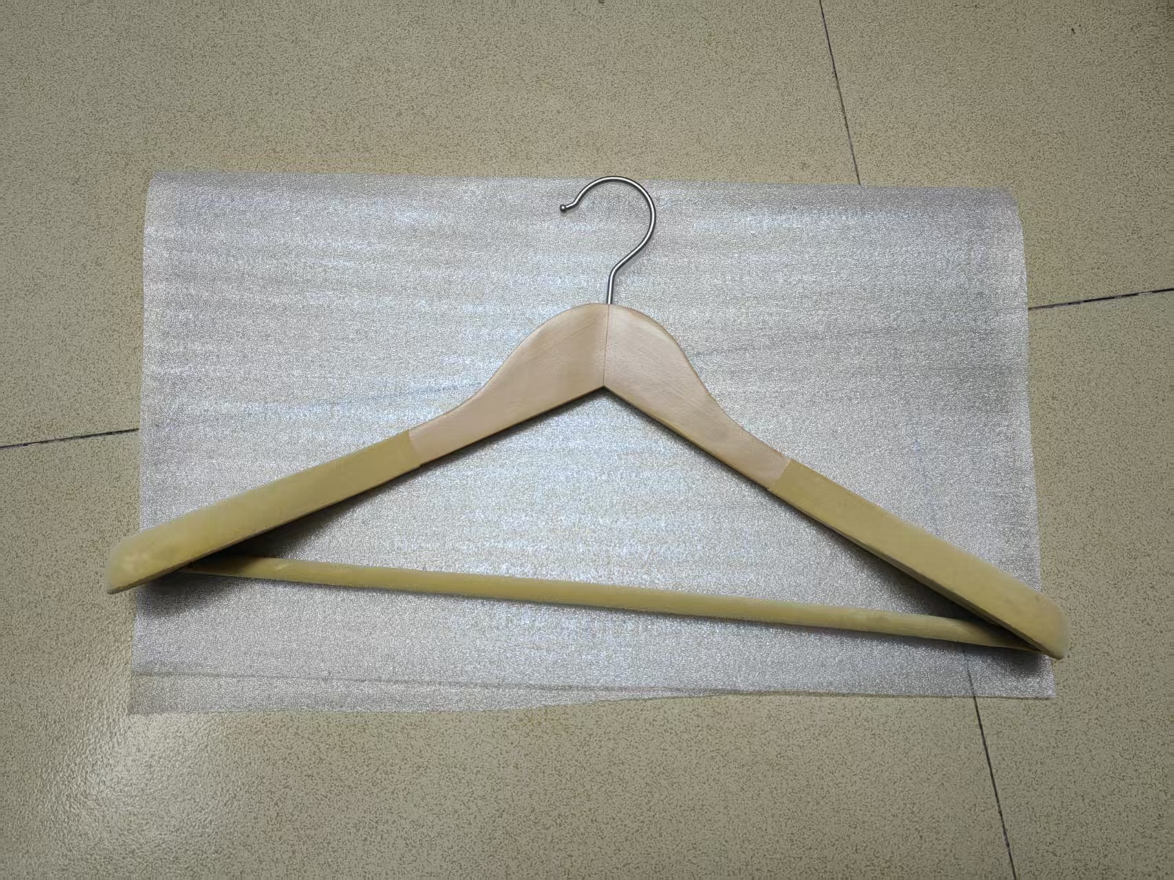 Velvet coat hanger wood flocking wide shoulder suit clothes rack home Wardrobe closet organizer luxury clothes wooden hanger: XXL / army green