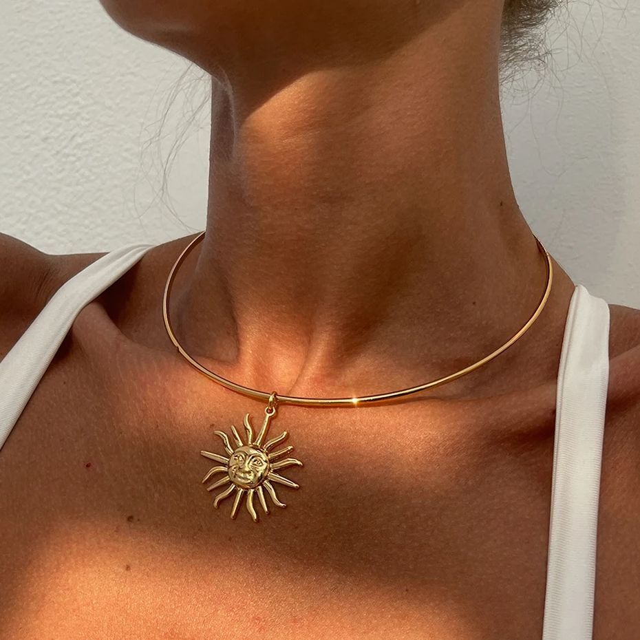 SHIXIN-gargantilla fina de Metal dorado liso Retro para mujer, collar con colgante de sol a la , joyería de cadena para el cuello de verano