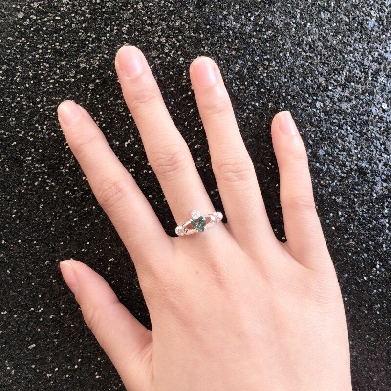 Huitan Mode Hart Claddagh Ring Met Rainbow Cz Prong Instellen Verzilverd Mode-sieraden Beste Minnaar Ringen Voor Vrouwen