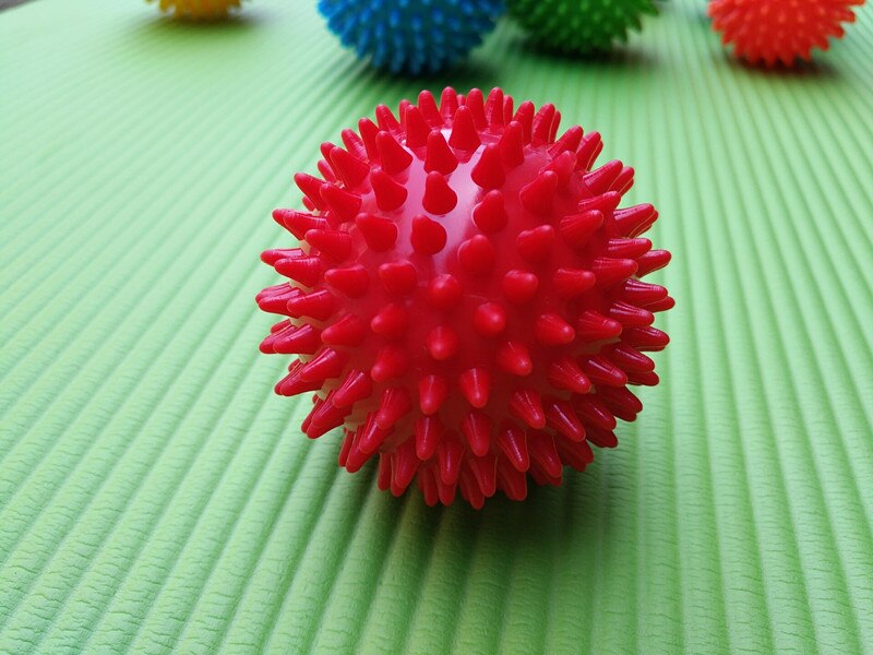 7/7.5 centimetri di Yoga della Sfera di Massaggio Rilassante Muscolare Sfera di Massaggio Rilassante Muscolare Fitness Fallo di Mano-Piede Hedgehog Sfera di Massaggio: Red