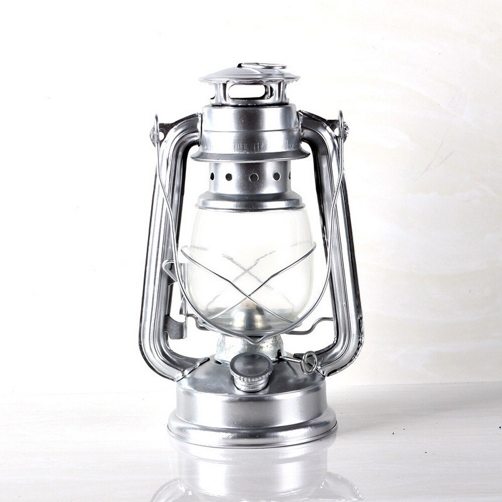 Vieille Lampe De Lanterne D'huile D'ouragan D'isolement Sur Le Blanc Image stock - Image du