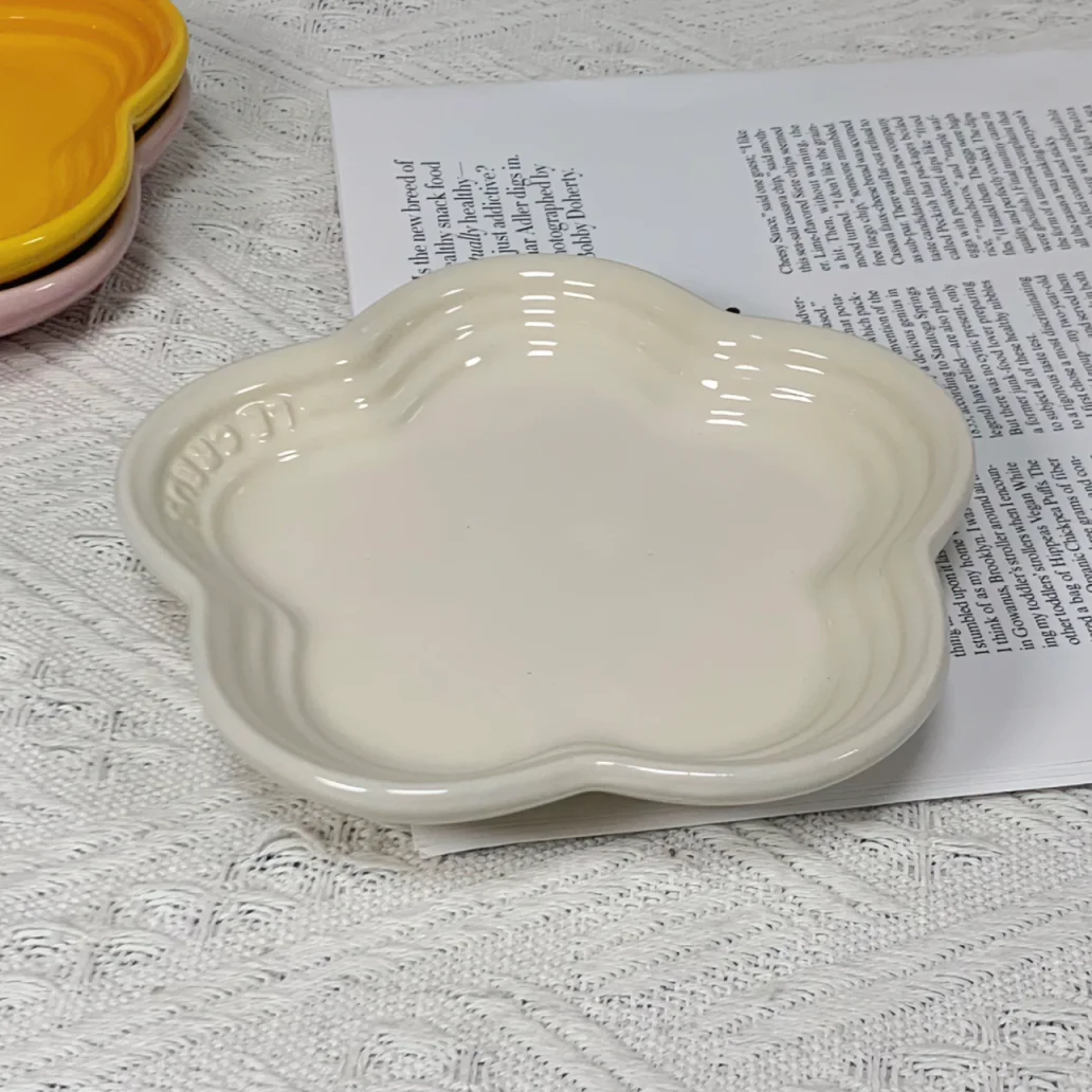 Plum Blossom Small Plate 5.5Inches 14cm Rainbow Sauce Plate Flower Shaped Pet Gradual Spike Bone Plate Tableware Ceramic Dishs: black