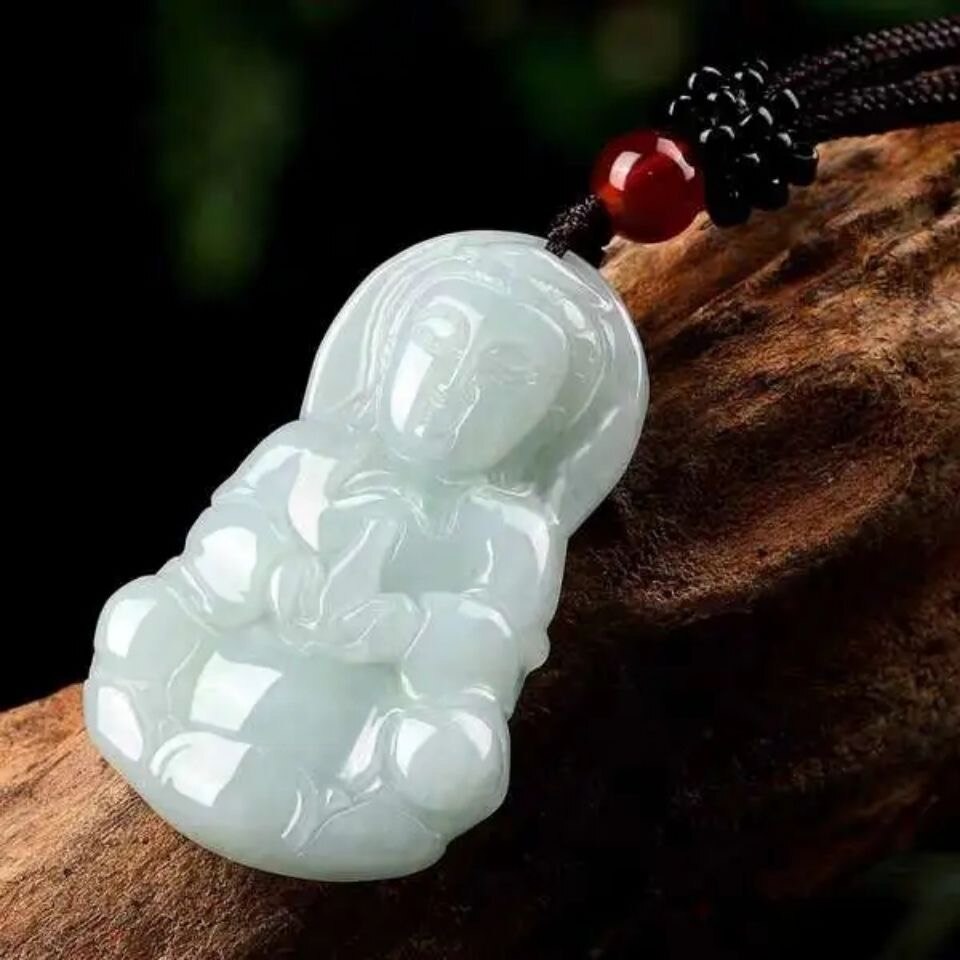 Pendentif bouddha Guanyin en émeraude naturelle, bijou sculpté à la main, amulette, porte-bonheur pour homme et femme,: Guanyin