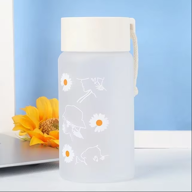 Draagbare waterfles van 2 liter met rietje en tijdmarkering, plastic drinkfles met grote capaciteit voor buitensporten en fitness: Licht Geel