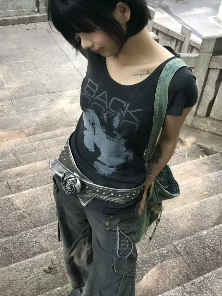 Estetiikkaa, graffitikuvioinen, kapea malli, naisten t-paita, 2000s kpl vintage-kulutettua lyhythihaista t-paitaa,  y2k kpl v-aukkoista streetwear-grunge-toppia