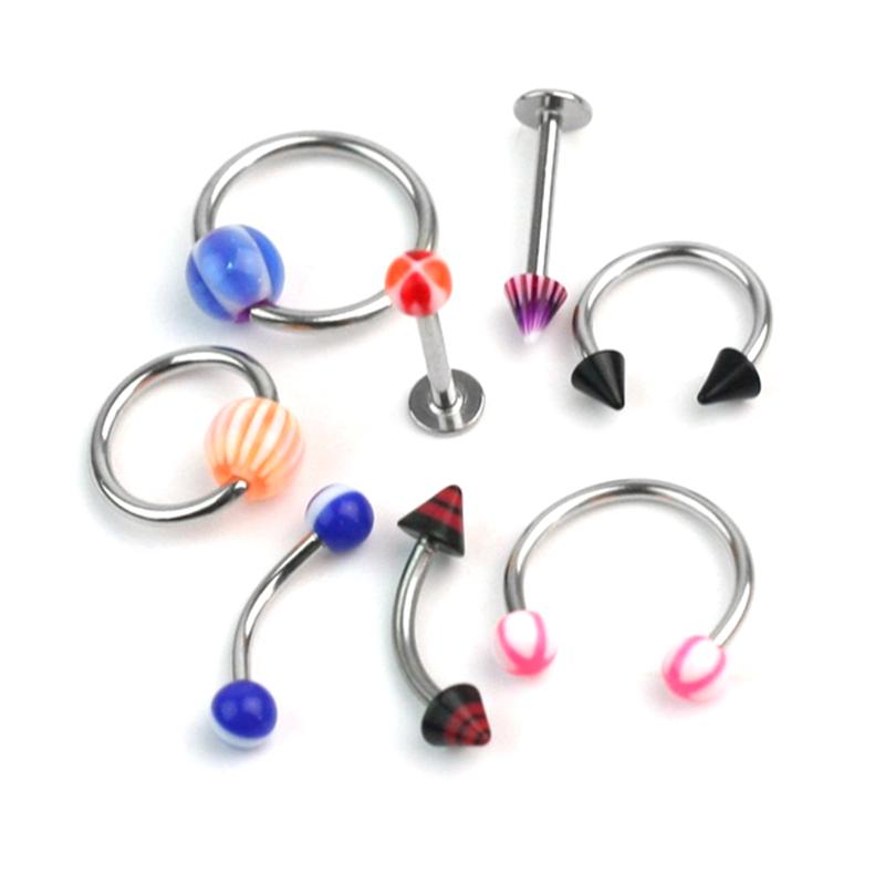 Et sæt  of 100 stk assorteret akryl tunge læbe labret navle mave øjenbryn ringe barbell piercing smykker (tilfældig farve)
