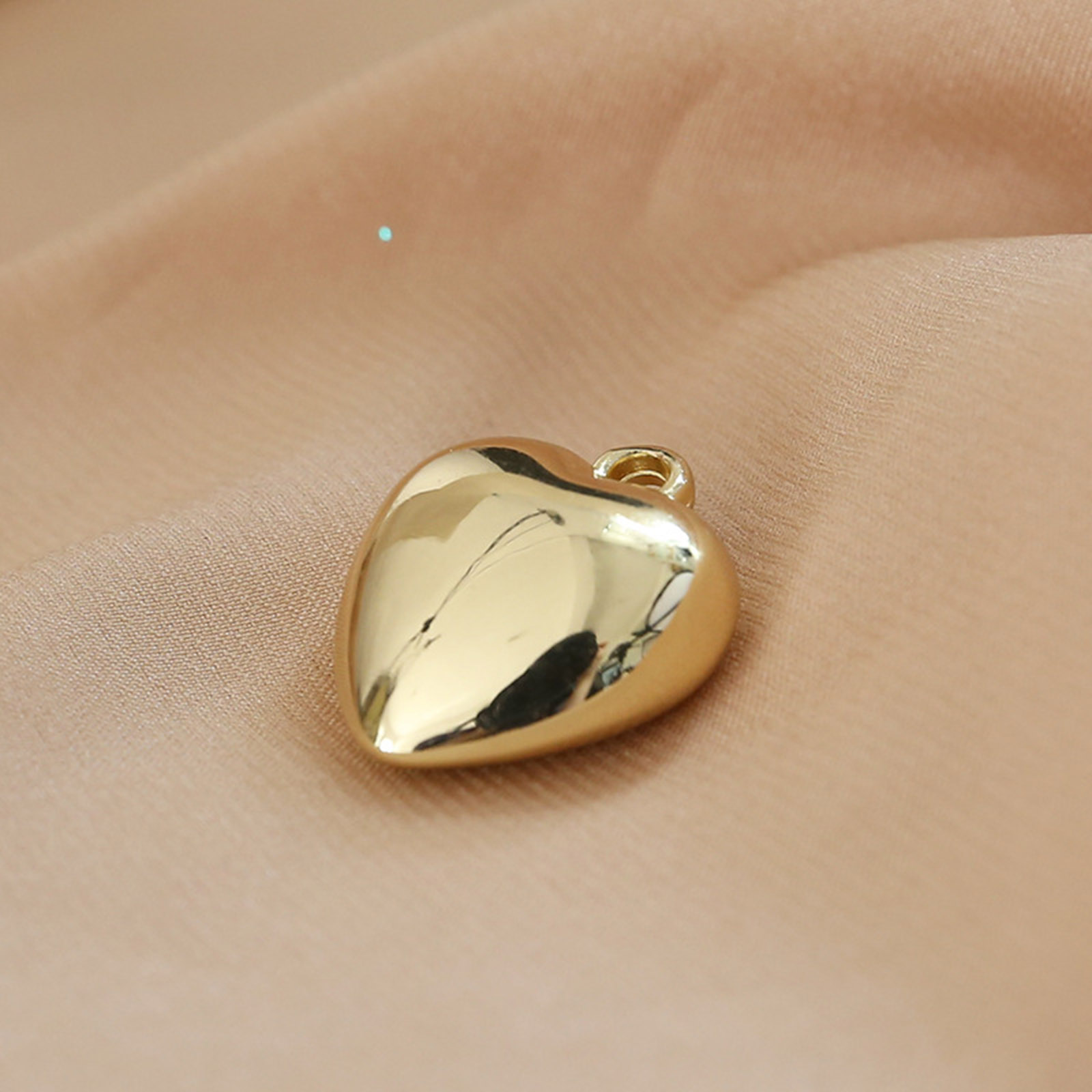 Dijes minimalistas 3D de corazón, colgante de resina de bola de corazón de melocotón chapado brillante para bricolaje, pendientes, collar, fabricación de joyas de , 5 piezas: Bañado en rodio de imitación