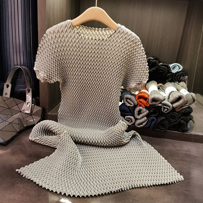 Miyake eksklusive plisserede kjoler sommer løs afslappet plus size foldet nederdel enkel rund hals kortærmet plisseret kjole til kvinder: Lysegrå