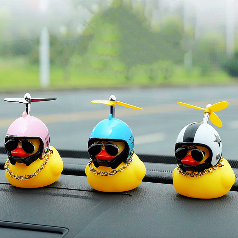 Lucky Duck Society Mooie Auto Ornament Creatieve Auto Dashboard Speelgoed Met Helm En Keten Auto Decoratie Accessoires Ornament