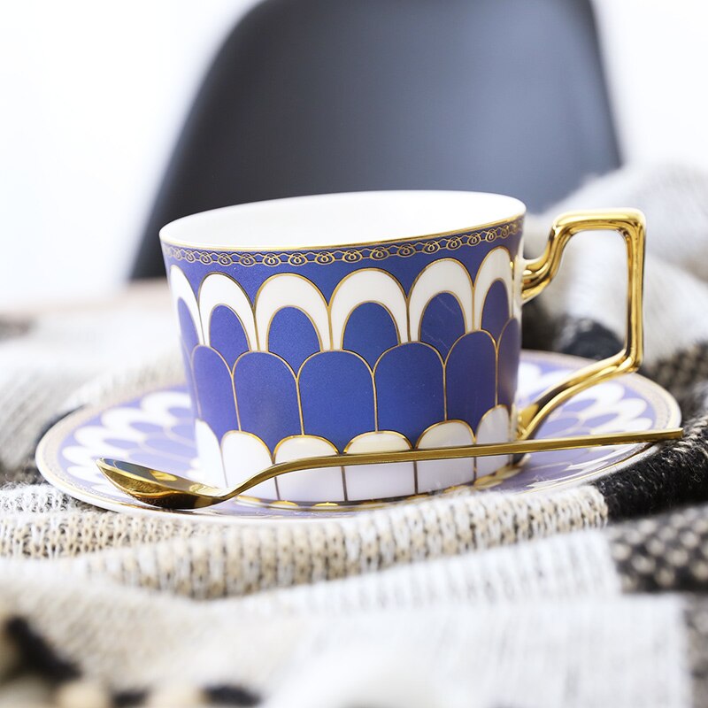 Taza de café de cerámica de lujo británico, juego de taza y platillo de café pequeño europeo para el hogar, té de la tarde, exquisita taza, cuchara y plato LB523: color2