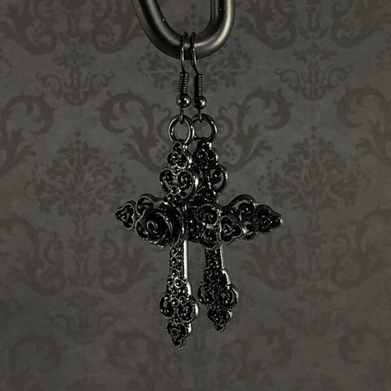 Collana croce gotica nera con dettaglio rosa-collana Trad Goth, gioielli gotici neri, pendente croce ornata, regalo gotico