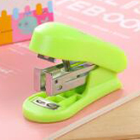 Mini hæftemaskine og hæftesæt 400 hæfteklammer søde studerende papirvarer kontorartikler tre farver valgfri: Grøn