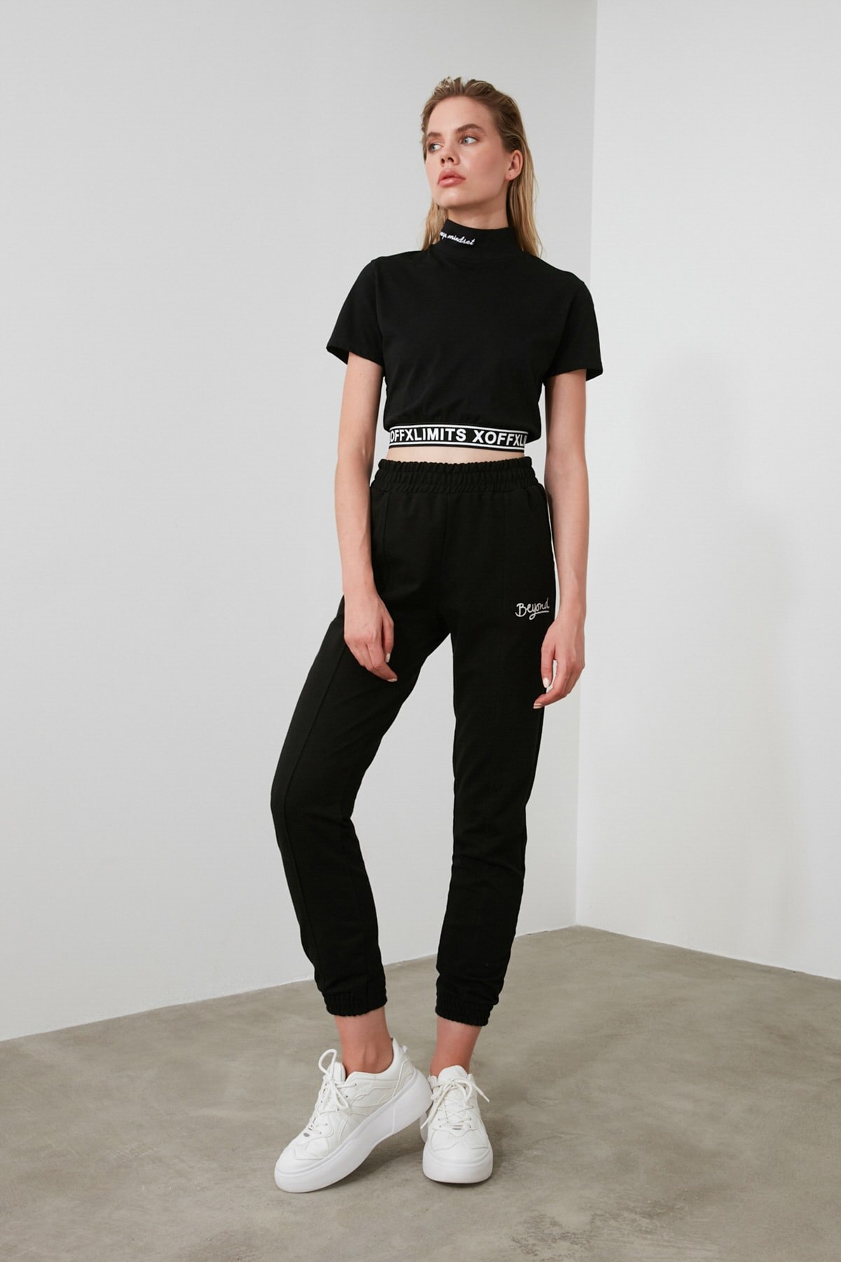 Pantalon de survêtement en tricot brodé Trendyol deuxaw21ea0049: Black / S