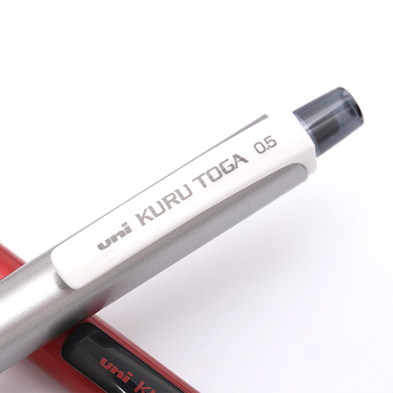 2 stk / lot uni m5-450 kontinuerlig blyblyant kuru / toga skrivning automatisk roterende bly studerende automatisk blyant 0.5mm