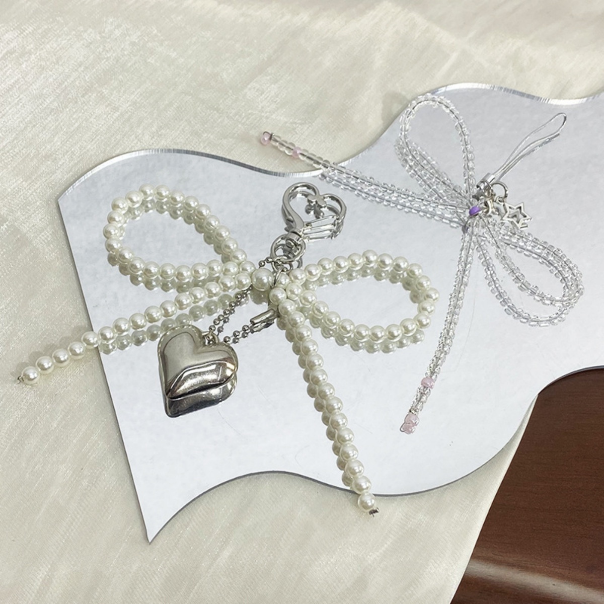 Delicado frisado chaveiro artesanal em forma de arco chaveiro coração ornamento pérola decoração para sacos e telefones