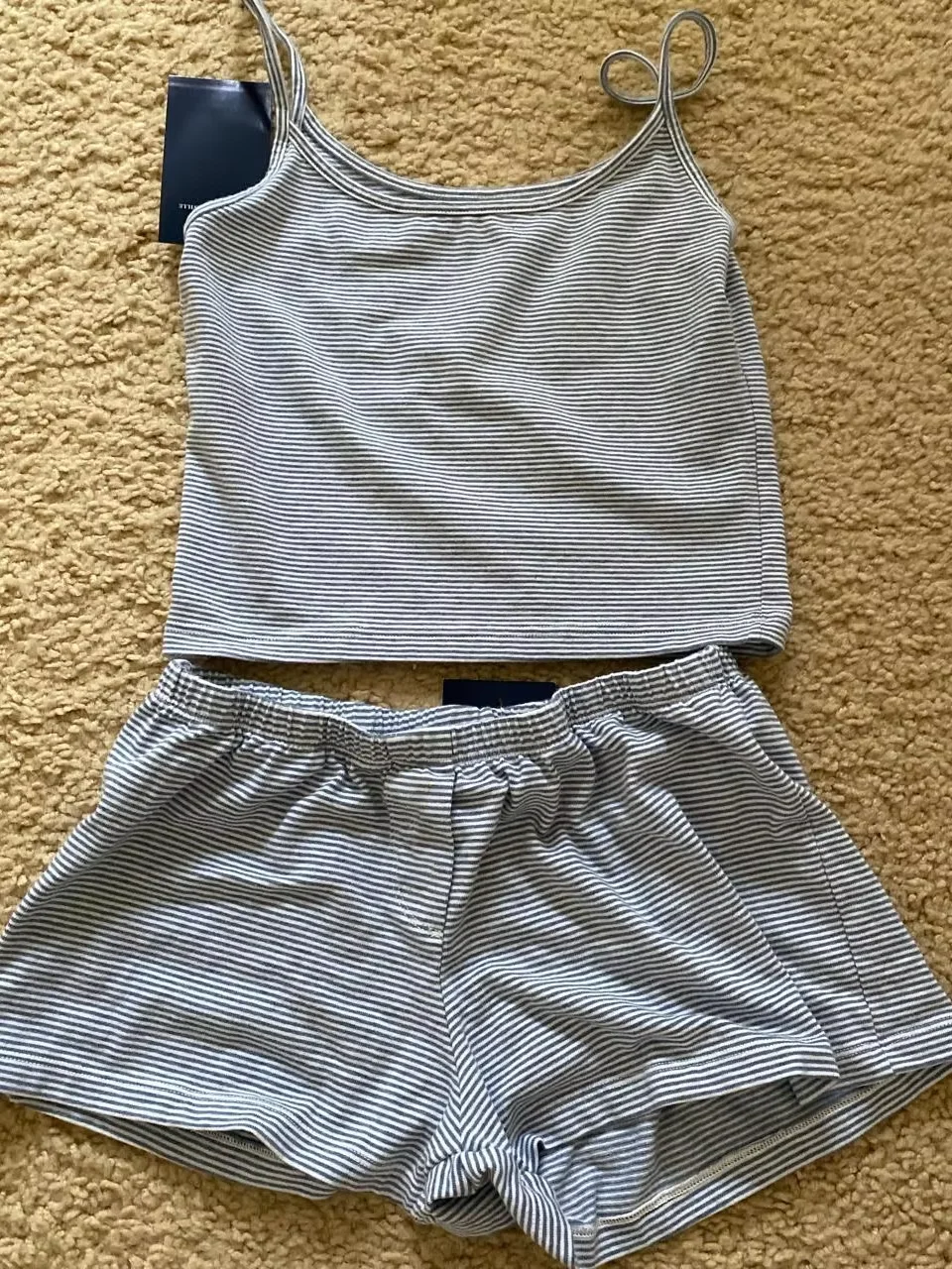 Conjunto de 2 piezas de pantalones cortos con chaleco de fresa para mujer, camiseta sin mangas ajustada con lazo y ojales y cintura elástica, pantalón corto recto de retazos, conjuntos dulces
