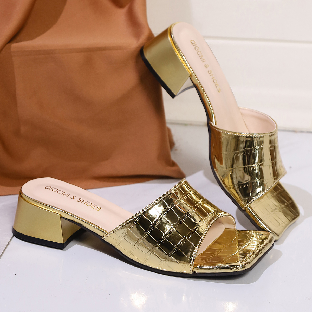 Moda ouro sandálias de salto baixo feminino 2025 verão dedo do pé quadrado chinelos de salto grosso mulher plus size 42 ao ar livre slides mujer