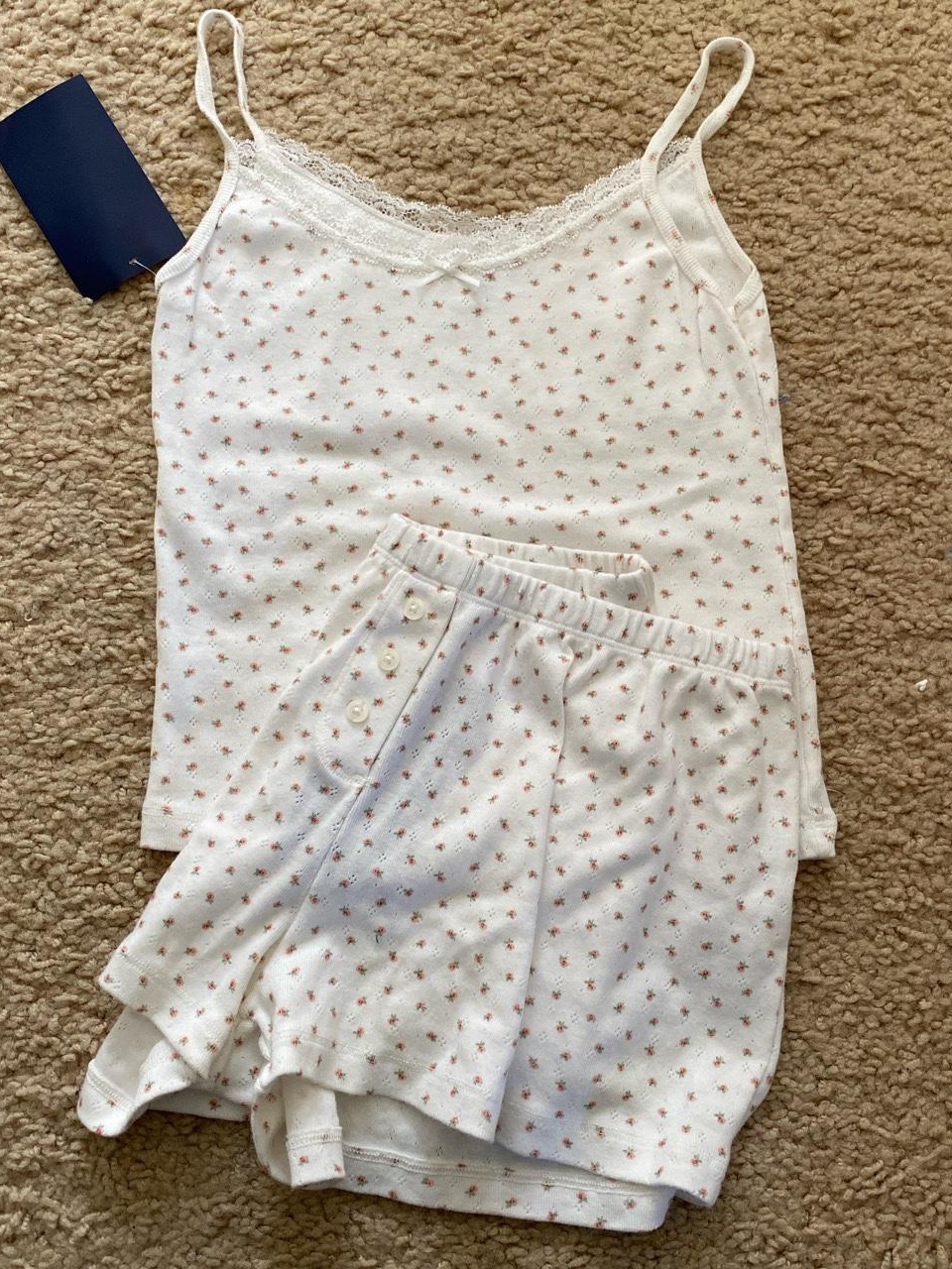 Conjunto de 2 piezas de pantalones cortos con chaleco de fresa para mujer, camiseta sin mangas ajustada con lazo y ojales y cintura elástica, pantalón corto recto de retazos, conjuntos dulces