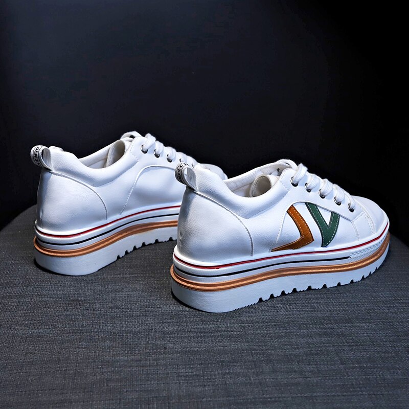 Nuevos y bonitos zapatos de cuero PU con tacones planos para mujer, zapatillas de lluvia más populares para mujer, Calzado cómodo negro y blanco para adultos de verano