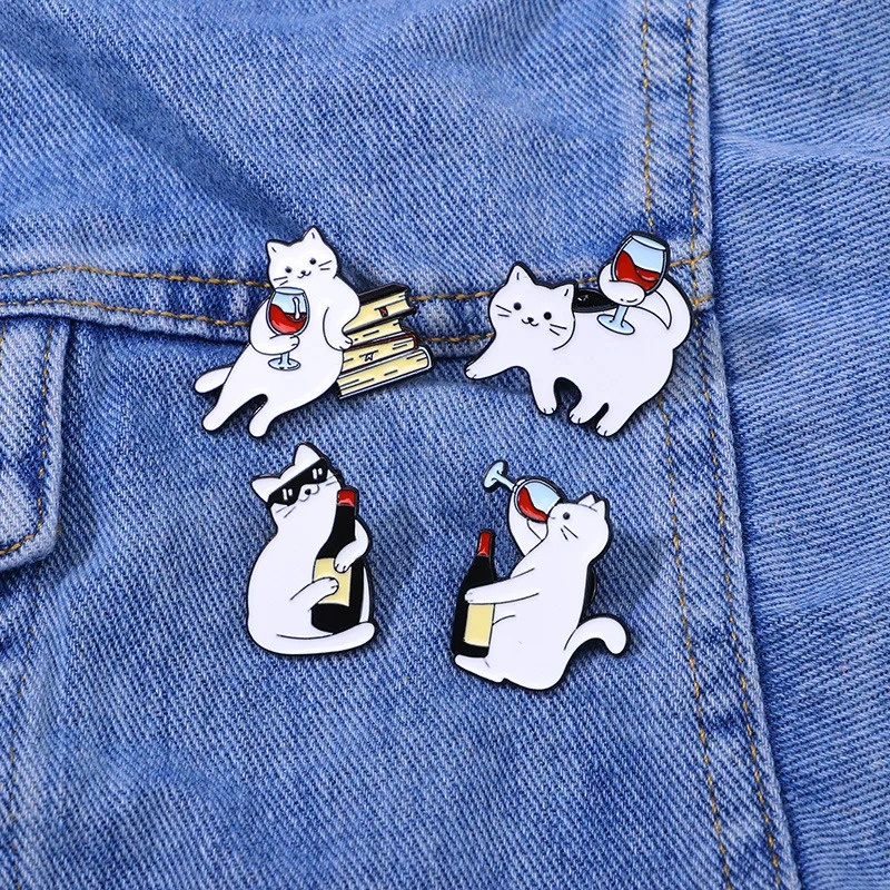 4 stks/set Cartoon Rode Wijn Kat Emaille Badges Boek Zonnebril Leuke Whiskey Witte Kat Metalen Pinnen Voor Rugzak Hoed Punk Revers broche