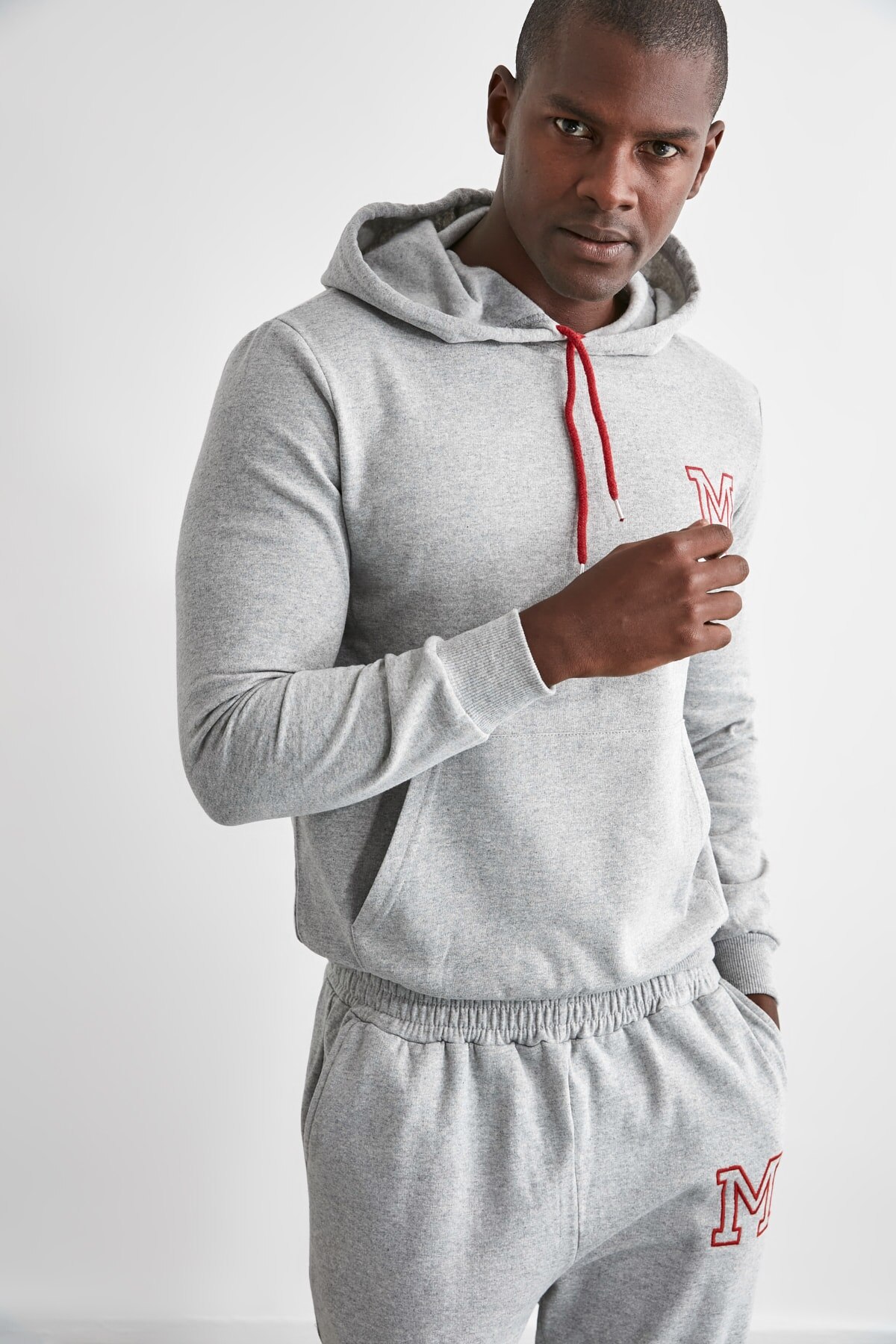 Trendyol Mannen Embroideried Hooded Regular Fit Trainingspak Team TMNAW21EM0084