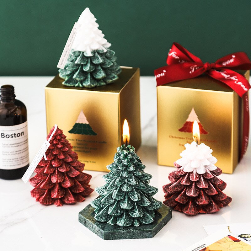Kerstboom Shaped Geurende Kaarsen Versieren De Romantische Tafel Voor Een Kaarslicht Diner In Een Familie Verjaardagsfeestje