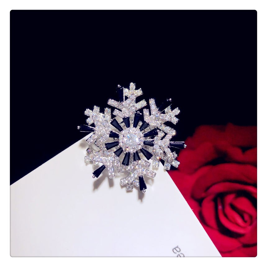 Broches Voor Vrouwen Fijne Sieraden Spinning Sneeuwvlokken Corsage Pak Jas Pin Rok Accessoires Mode Luxe Broche: Black