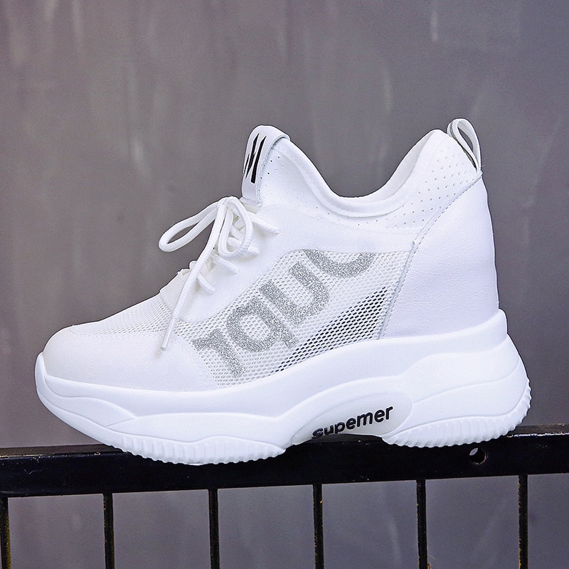Platåsko for kvinner høy hæl økende damesko snøring mesh pustende weges kvinne chunky sneakers hvite fritidssko