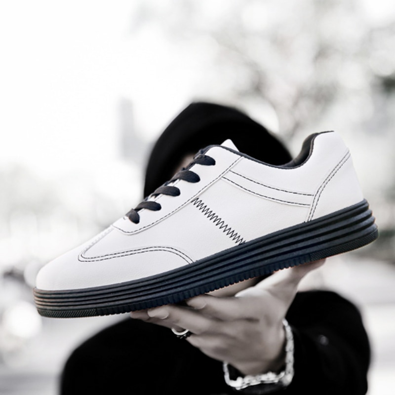 Män sneakers mjukt läder fritidsskor platt märke sneakers herr vita skor svarta plattor